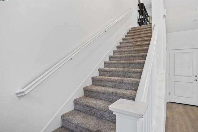 3062 Beaded Mist Walk, Sacramento CA: https://media.crmls.org/mediaz/4f5f4050-0552-4fde-88b6-34396fcb1f5e.jpg
