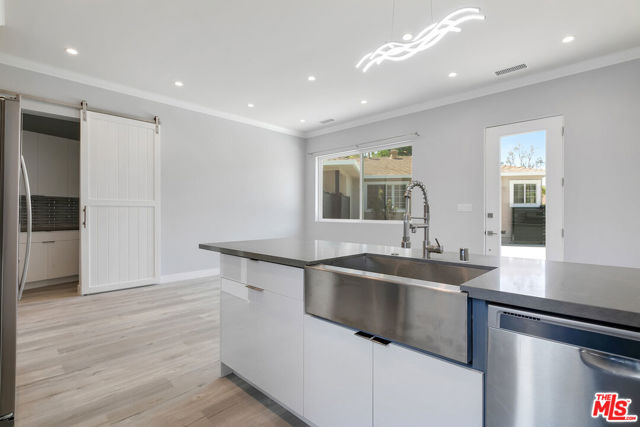 21037 Costanso St, Woodland Hills CA: https://media.crmls.org/mediaz/4f5f5e9b-91ac-4902-8b86-3515c50cb624.jpg