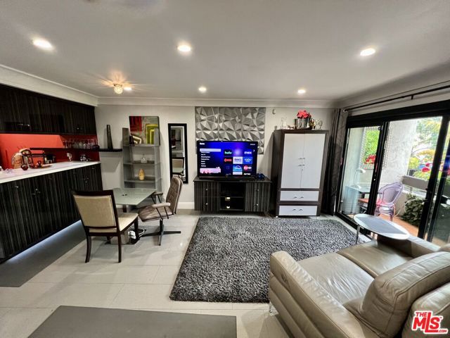950 N Kings Road, West Hollywood CA: https://media.crmls.org/mediaz/4f5f5f58-c879-4853-b9cc-b04ba185ef03.jpg