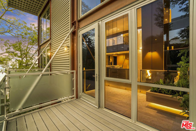 3450 Cahuenga Boulevard, Los Angeles CA: https://media.crmls.org/mediaz/4f6084af-3ada-47d0-9967-a56c924da966.jpg