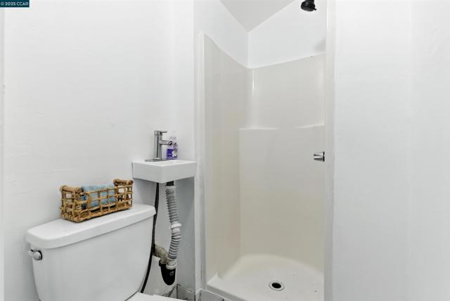 1015 Falcon Dr, Vallejo CA: https://media.crmls.org/mediaz/4f60a48d-da0a-4174-be56-ffe3e193dcd9.jpg