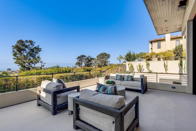 8070 La Jolla Scenic Dr N, La Jolla CA: https://media.crmls.org/mediaz/4f60e72a-6c1e-45e4-86c5-8414c126d2df.jpg