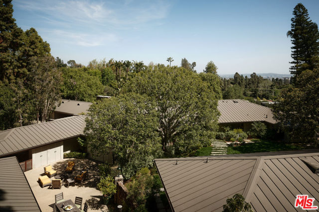 1117 N Beverly Drive, Beverly Hills CA: https://media.crmls.org/mediaz/4f61e476-dbf7-40b5-b399-a1011603d91d.jpg
