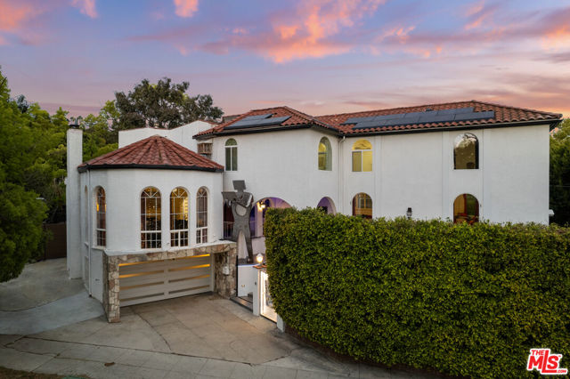 2240 Hillhurst Avenue, Los Angeles CA: https://media.crmls.org/mediaz/4f62249b-1d2d-4c1a-8a7d-6ce7799b2036.jpg