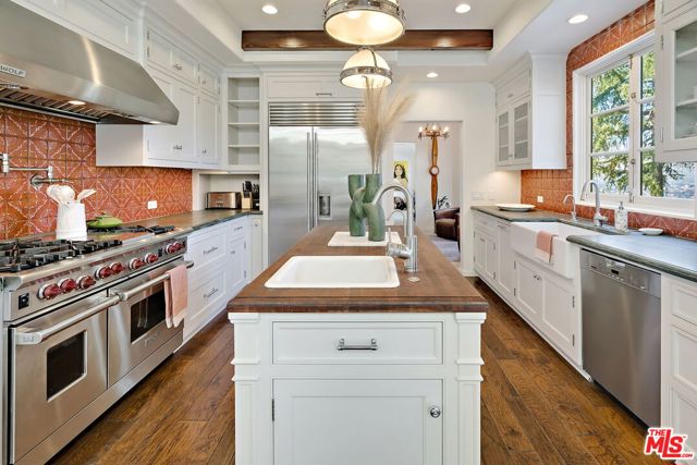 3527 Wonder View Drive, Los Angeles CA: https://media.crmls.org/mediaz/4f639fc5-9128-4e0a-a1d6-32a94b460498.jpg