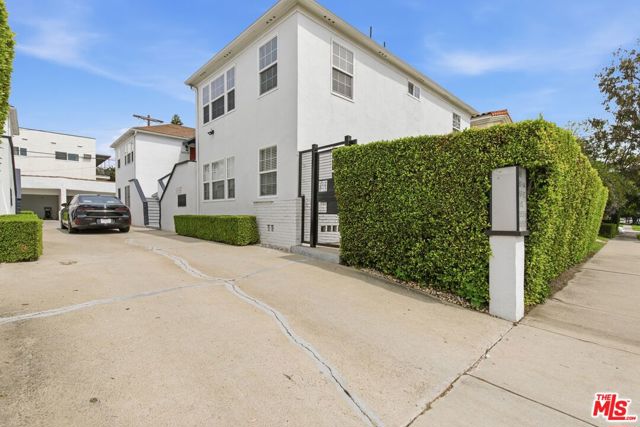 8613 W Olympic Boulevard, Los Angeles CA: https://media.crmls.org/mediaz/4f6409df-d49f-4502-ad53-e861d5467842.jpg