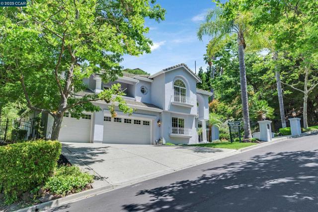 4253 Golden Oak Ct, Danville CA: https://media.crmls.org/mediaz/4f6447ed-6cc4-456b-a78a-b0705be7ea5e.jpg