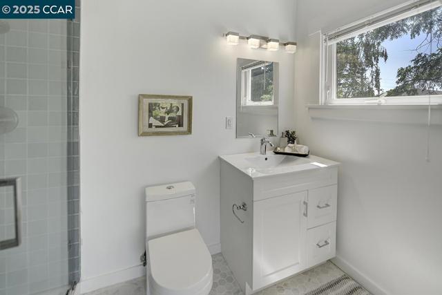 1039 Elsinore, Oakland CA: https://media.crmls.org/mediaz/4f652e81-6739-4fd0-91bf-54016314cffc.jpg