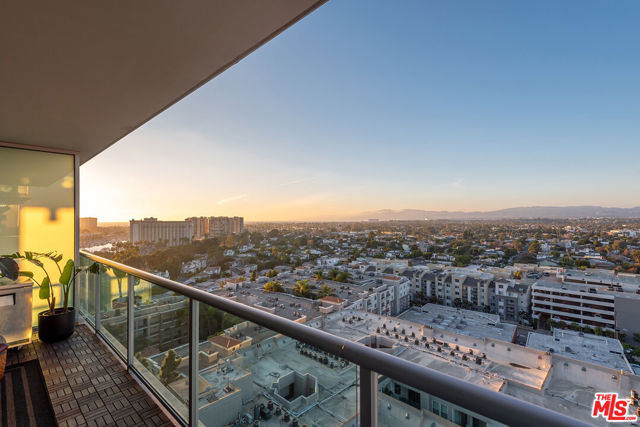 13700 Marina Pointe Drive, Marina del Rey CA: https://media.crmls.org/mediaz/4f6533c1-ad68-4036-9d96-48a828012b20.jpg