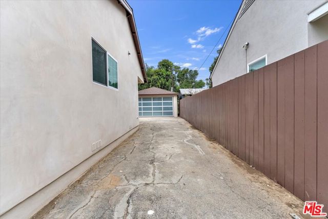6915 Encino Avenue, Van Nuys CA: https://media.crmls.org/mediaz/4f655dee-86d8-4c4c-8d9f-e2808f7dae3c.jpg