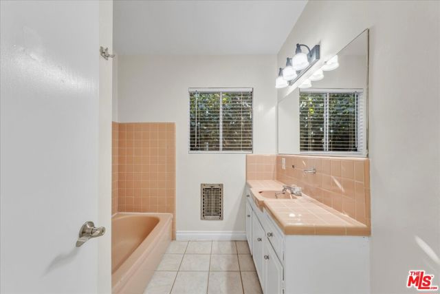 6649 Whitman Avenue, Lake Balboa CA: https://media.crmls.org/mediaz/4f665b83-e23e-4da3-bbe5-81d758e6cbf2.jpg