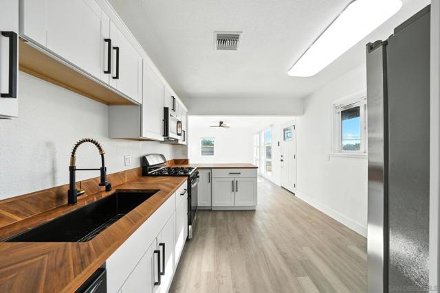 1301 Clove St, El Cajon CA: https://media.crmls.org/mediaz/4f68836d-94b2-4a77-9c6f-d8c629826d75.jpg