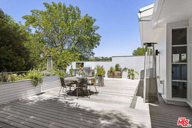 3820 Broadlawn Drive, Los Angeles CA: https://media.crmls.org/mediaz/4f688f5b-7419-4d3e-bd28-046db310fff2.jpg