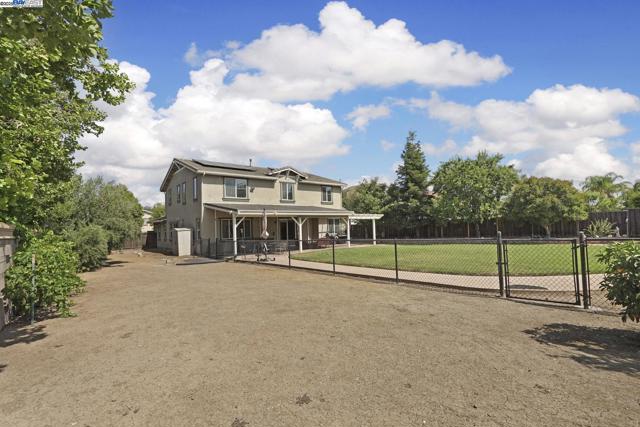 247 N Menlo Park Ct, Mountain House CA: https://media.crmls.org/mediaz/4f68d3e3-ea87-4243-9182-6dcb5d0c156e.jpg