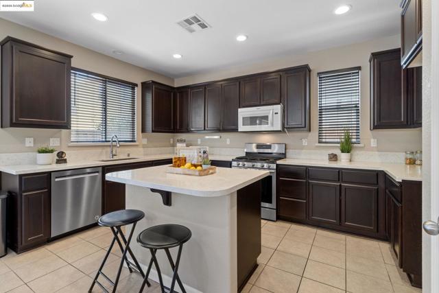 2218 Toscana Dr, Pittsburg CA: https://media.crmls.org/mediaz/4f68e823-d2ae-411f-807a-be2595a29cf0.jpg
