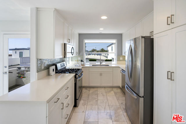 1129 2nd Street, Hermosa Beach CA: https://media.crmls.org/mediaz/4f696167-6c39-46b1-a956-d18e1d327022.jpg