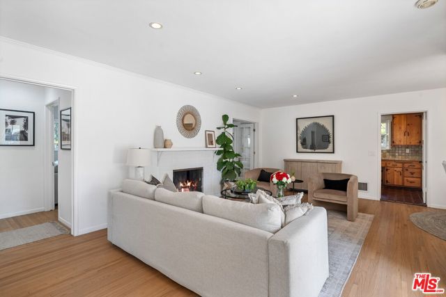 11319 Rose Avenue, Los Angeles CA: https://media.crmls.org/mediaz/4f69933f-94ae-4945-839e-7cab2fc3c510.jpg