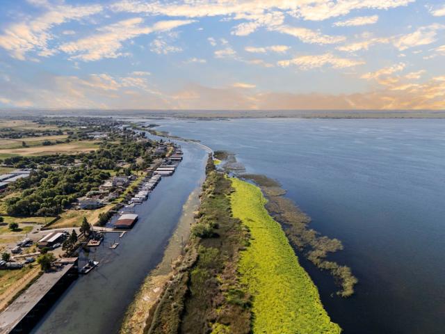854 Freeboard Court, Bethel Island CA: https://media.crmls.org/mediaz/4f69b9d7-a796-432d-84ad-6ad44ea8f181.jpg