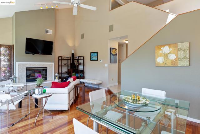 10353 Royal Oak Rd, Oakland CA: https://media.crmls.org/mediaz/4f69f9d9-fde4-4680-8ddd-7e7446181265.jpg