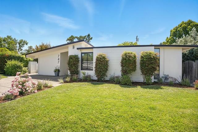747 De Soto Drive, Palo Alto CA: https://media.crmls.org/mediaz/4f6ad48b-992b-4860-891a-62d4755ddb77.jpg