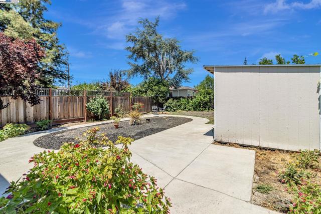 2940 Somerset Ave, Castro Valley CA: https://media.crmls.org/mediaz/4f6b0c00-d5d4-4965-800d-0f169b9910e2.jpg