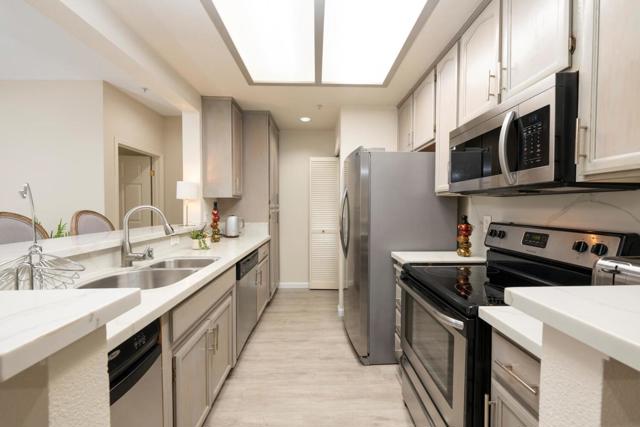 2006 Hastings Shore Lane, Redwood City CA: https://media.crmls.org/mediaz/4f6bc0d3-2cba-453b-b6b1-2381052b9983.jpg