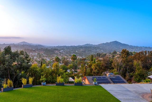 9420 Crest Drive, Spring Valley CA: https://media.crmls.org/mediaz/4f6bfd3a-2eb9-489e-9408-dbb5de6dc221.jpg