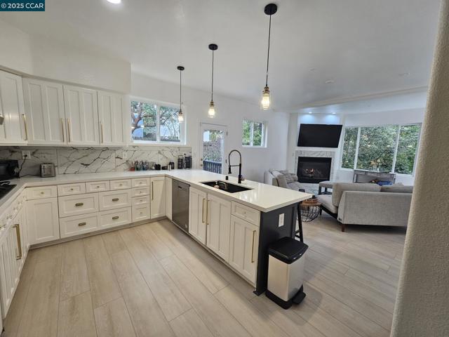 2785 Butters Dr, Oakland CA: https://media.crmls.org/mediaz/4f6c2850-c5ef-4f8e-b6ed-f9d37f46af3b.jpg
