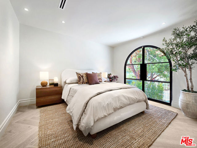 2288 Coldwater Canyon Drive, Beverly Hills CA: https://media.crmls.org/mediaz/4f6e5f45-aacd-492e-bd0a-cc52ad4017a9.jpg