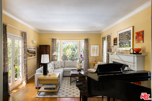 1612 Sunset Plaza Drive, Los Angeles CA: https://media.crmls.org/mediaz/4f6ec0be-bd26-41ea-b86a-be9d7fd6dfad.jpg