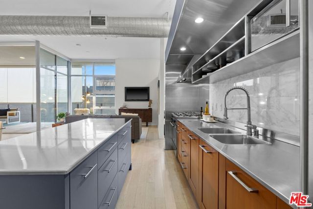 4080 Glencoe Avenue, Marina del Rey CA: https://media.crmls.org/mediaz/4f6f0e0c-6320-43f0-bc10-93013eba43a7.jpg