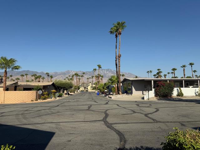 14 International Boulevard, Rancho Mirage CA: https://media.crmls.org/mediaz/4f6f18f0-0cb1-4b4f-a9d5-5f9898702ec6.jpg