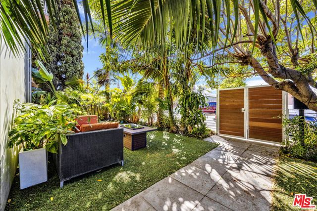 2336 Boone Avenue, Venice CA: https://media.crmls.org/mediaz/4f6f558c-6de1-4fe9-99cf-5b78a0e234cf.jpg