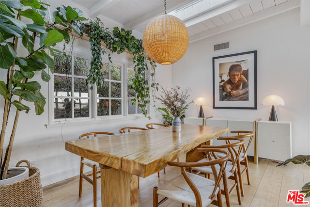 3646 Sunswept Drive, Studio City CA: https://media.crmls.org/mediaz/4f6fbc98-df7f-4a42-8455-5c4a29a9ced6.jpg