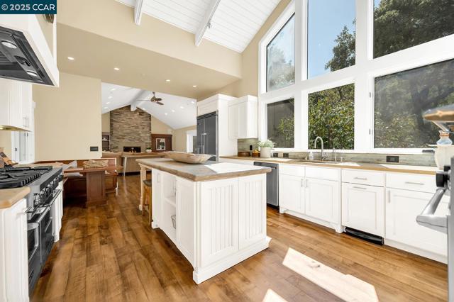 691 Old Jonas Hill Rd, Lafayette CA: https://media.crmls.org/mediaz/4f6feb22-5007-4bec-8512-d5c11b9c6330.jpg