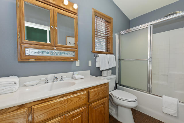 387 Wren Drive, Big Bear CA: https://media.crmls.org/mediaz/4f704bae-d650-49e4-8546-f51e7d53fc46.jpg