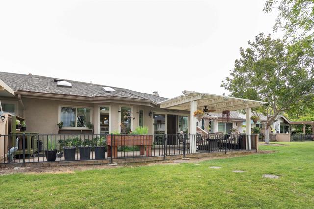 1564 Via Brisa Del Lago, San Marcos CA: https://media.crmls.org/mediaz/4f705baa-da4a-4fc1-a0a9-d80b0c7409c8.jpg