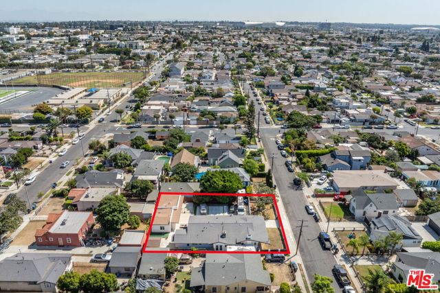 519 W Elm Avenue, Inglewood CA: https://media.crmls.org/mediaz/4f7094be-1b3c-44b7-a55b-31a78e053620.jpg