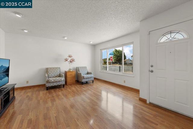 316 Meadows Dr, Vallejo CA: https://media.crmls.org/mediaz/4f70a2cc-7238-49da-bc4e-ed9528882468.jpg
