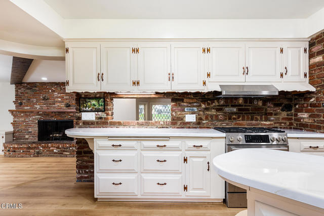 2058 Lyans Drive, La Canada Flintridge CA: https://media.crmls.org/mediaz/4f70ddf0-4151-4db7-88a3-5c43a72bda36.jpg