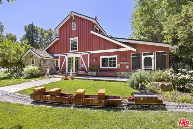 4535 Vanalden Avenue, Tarzana CA: https://media.crmls.org/mediaz/4f717848-9a26-4710-bb42-77a2251ed988.jpg