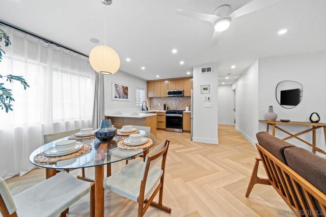 7372 Bishops Ln, La Jolla CA: https://media.crmls.org/mediaz/4f71970b-9470-4595-a125-110ef5380908.jpg