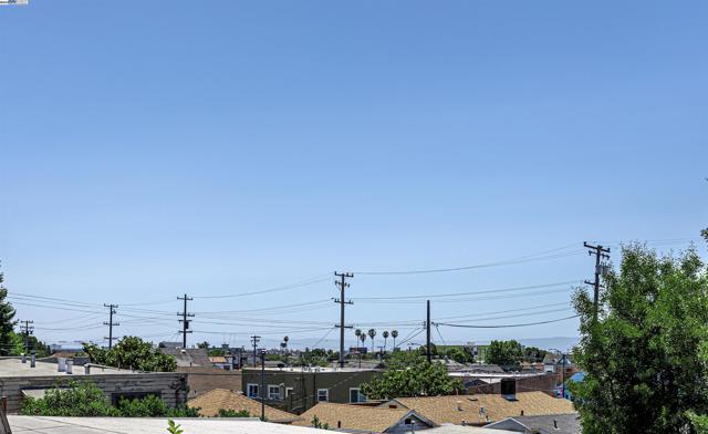 4015 SAN JUAN ST, Oakland CA: https://media.crmls.org/mediaz/4f731728-1c60-4a86-bcc2-419ed1657eaf.jpg