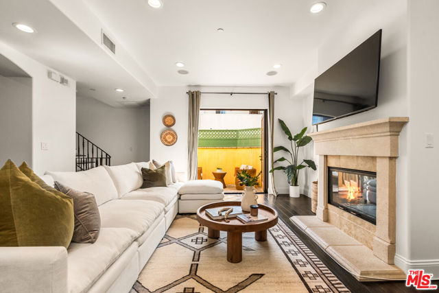 851 19th Street, Santa Monica CA: https://media.crmls.org/mediaz/4f7359f2-eb02-4a2e-b1d5-345656d9672b.jpg