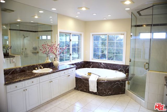 11502 Dona Teresa Drive, Studio City CA: https://media.crmls.org/mediaz/4f7380db-d502-4957-9038-e878fd71ef40.jpg