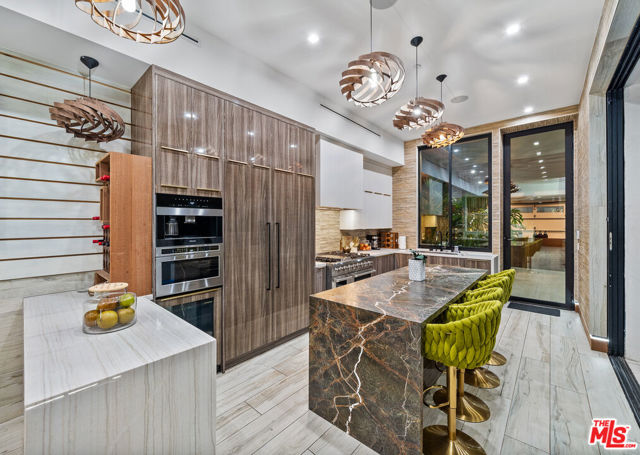 836 California Avenue, Venice CA: https://media.crmls.org/mediaz/4f73b85b-1a00-4db5-b7ed-94e518e37993.jpg