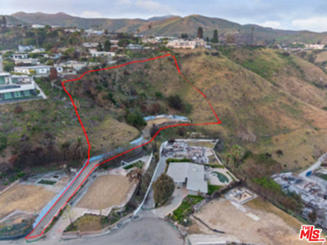 16613 Pequeno Place, Pacific Palisades CA: https://media.crmls.org/mediaz/4f74d53c-af94-4b26-9f1d-717bbec2cabb.jpg