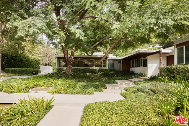 3970 Archdale Road, Encino CA: https://media.crmls.org/mediaz/4f75ab58-4206-4dfd-891e-057618a1ecf9.jpg
