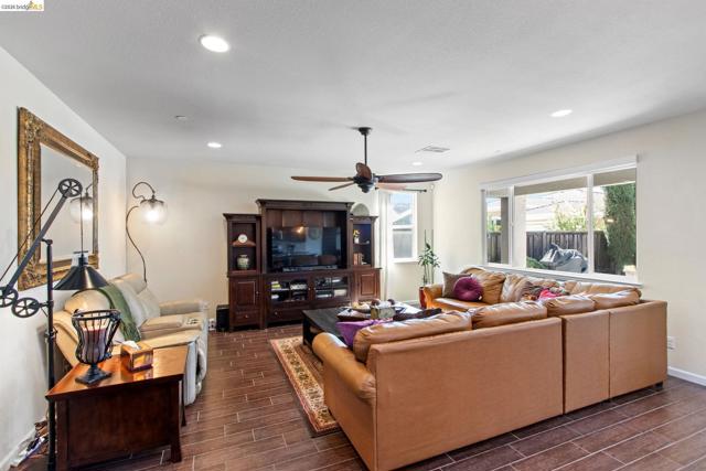 2469 Talaria Dr, Oakley CA: https://media.crmls.org/mediaz/4f75c11d-a663-4171-a3e7-831546497a59.jpg