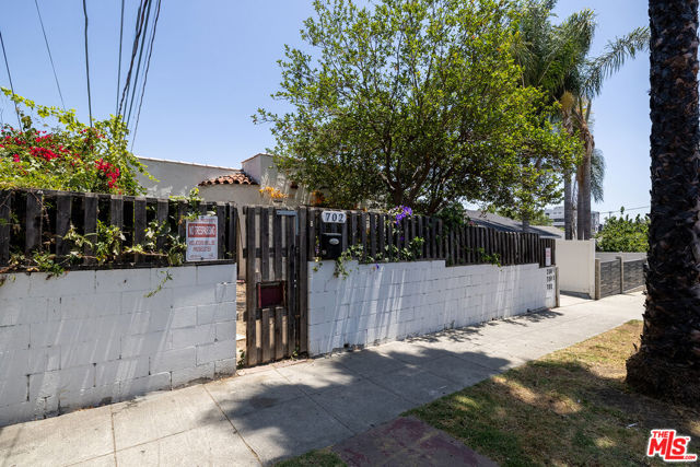 700 N Dillon Street, Los Angeles CA: https://media.crmls.org/mediaz/4f75fbf2-f34a-4f71-abf5-c1362e7d0d72.jpg